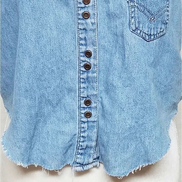 VINTAGE 96 Levi's Raw Cut Sleeveless Chambray Top - Picture 4 of 13